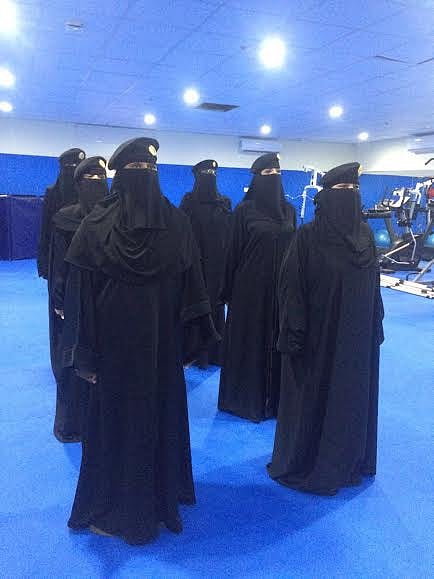 بالصور .. 219 عسكرية سعودية يتدربن هنا.. "سبق" بين جنبات صرح أمني وريادي