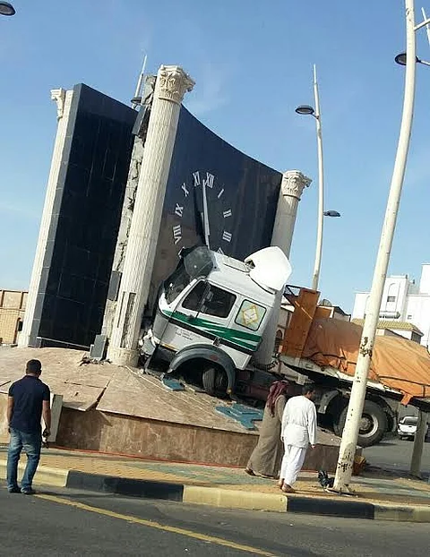 شاهد.. شاحنة محملة بالإسمنت تقتحم "دوار الساعة" بالحرجة
