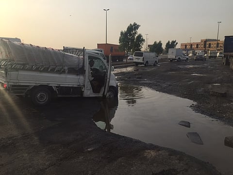 بالصور.. طريق الملك فيصل بجنوب جدة يبتلع المركبات.. دون تدخُّل من الجهات المعنية