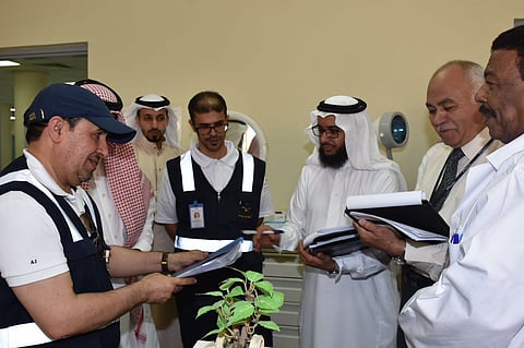 المؤنس يوجِّه بتخصيص أطباء لدعم مستشفى رنية العام.. ويعد بحل المعوقات