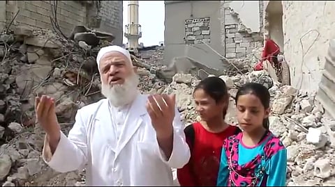 بالفيديو.. شيخ سوري يطالب من بين أنقاض حلب بمحاسبة "المهرِّج" أحمد آدم