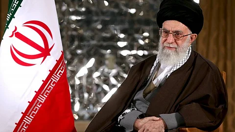 مرشد يختار لشعبه ملبسه ومأكله وشعاره "ما أريكم إلا ما أرى".. بلد "الخامنئي"