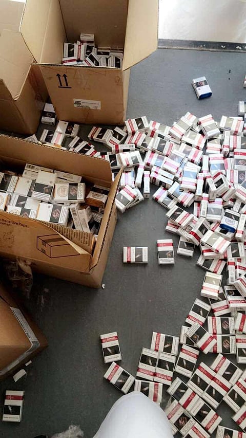 شاهد ..الإطاحة بـ"سوداني" هربَ كميات "تبغ" مشبوهة منتهية الصلاحية بالطائف