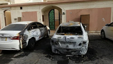 بالصور.. شبح الفجر يلاحق سكان حي عاصمي والمحصلة حرق 6 مركبات
