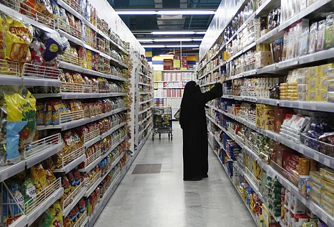 مقاضي رمضان بين زحام الأسواق والتخفيضات الوهمية بمتاجر المواد الغذائية