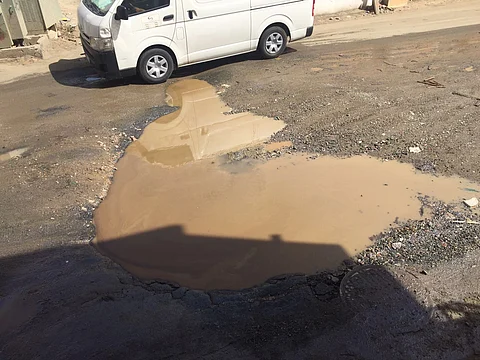 هبوطات وطفوحات مائية بمدخل "المنتزهات الشرقية" يربك الأهالي