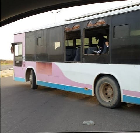 شاهد.. حافلة خطرة ومتهالكة تنقل طالبات في عمر الزهور بـ"رنية"