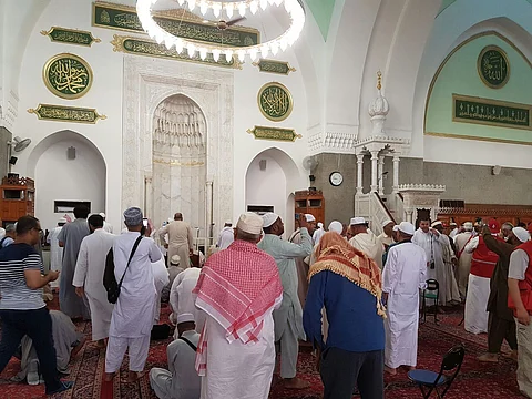 ضيوف خادم الحرمين الشريفين يزورون "قباء" وشهداء أحد في المدينة المنورة