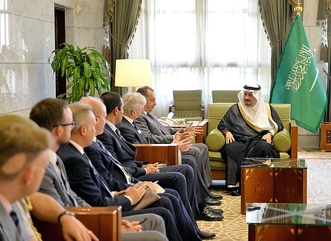 أمير الرياض يستقبل وفد الكلية الملكية البريطانية