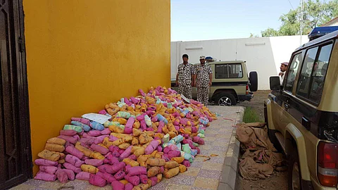 بالصور.. دوريات مجاهدي "جلة الحياة" تحبط تهريب ٢٠٦٤ حزمة "قات"