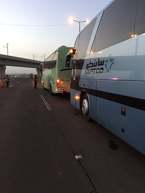 بالصور.. أمن طرق الهجرة يخالف الحافلات التي تتجاوز السرعة