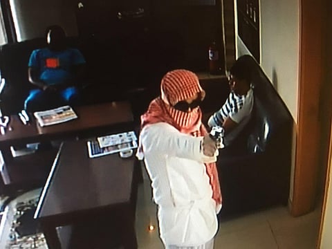 "سبق" تنفرد بصورة مسلحي "القلزم".. والشرطة تواصل البحث عن الجناة