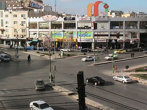 بالفيديو.. كاميرا فندقية توثق سرقة سيارة سعودي في الأردن