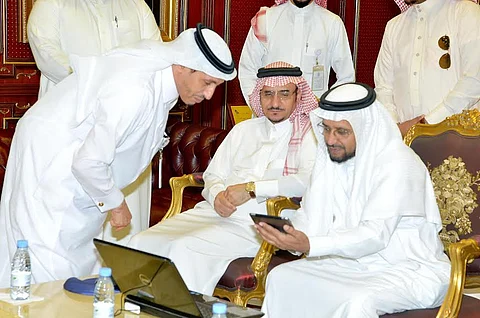 مدير جامعة جازان المكلف يدشن موقع معهد البحوث على الإنترنت