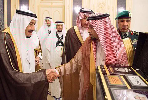 ماجد بن مهل يهدي خادم الحرمين كتاب "اللواء الرمز"