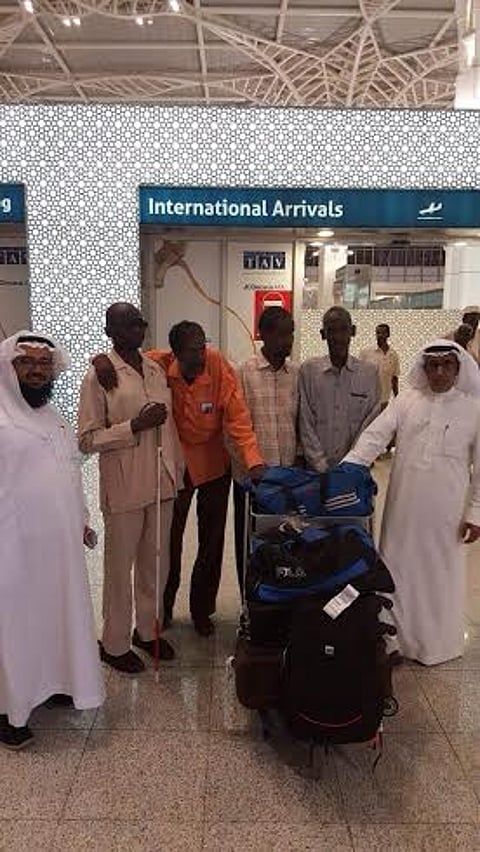 شاهد.. طلائع مكفوفي العالم الإسلامي يصلون المملكة لأداء العمرة