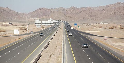 ضبط مخدرات وعرق مسكر ومركبة مطلوبة بطريق المدينة- ينبع السريع