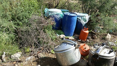 جنائي الطائف يُطيح بمصنع لإنتاج الخمور يديره 6 إثيوبيين بوادي العرج