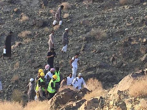 الدفاع المدني ينتشل شابًّا سقط من مرتفعات جبال ضباء