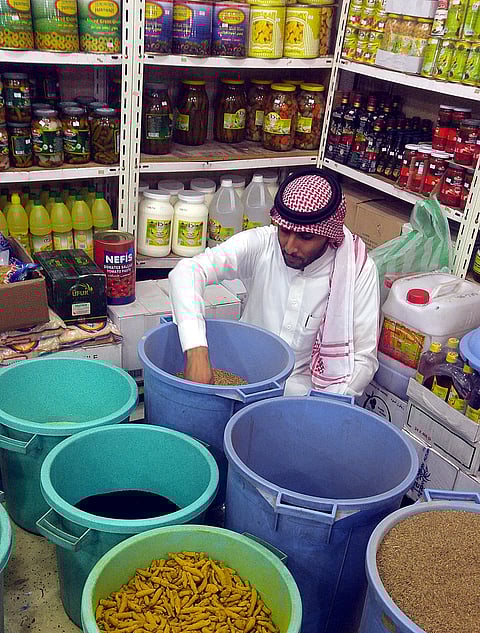 بلدية وسط حائل تضبط عمالة يتلاعبون بتواريخ صلاحية مواد غذائية