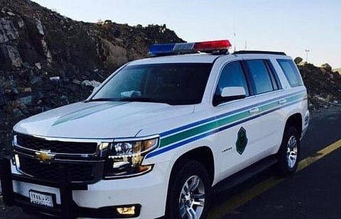 ضَبْط شاب برفقة فتاتَيْن لا تربطهما به أي صلة بطريق المدينة - ينبع السريع