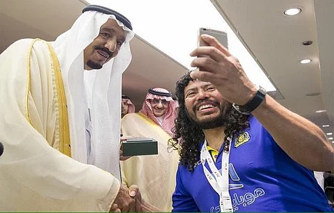 بالفديو.."سيلفي" هيجيتا مع الملك سلمان يثير اهتمام الكولومبيين