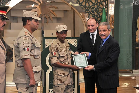 بتوجيهات ولي ولي العهد.. تقليد جندي مصري نوطيْ الشرف والتمرين