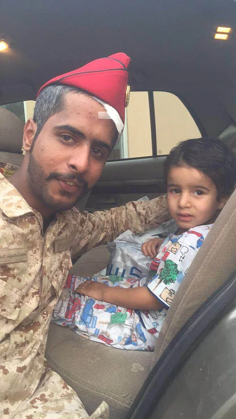 تعرَّف على قصة الجندي البطل الذي أنقذ طفلاً من حريق بالرياض
