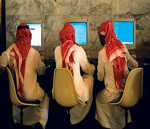 مختصون يكشفون لـ"سبق" أسباب انحراف الشباب وتورطهم في ارتكاب الجرائم الإلكترونية