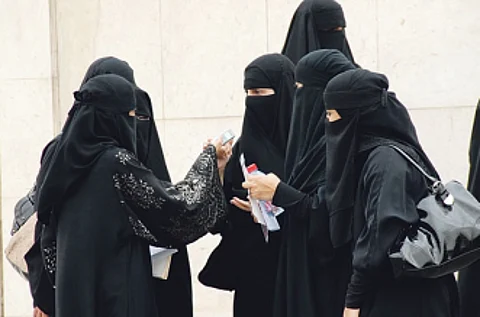 معلمون ومعلمات يترقبون إعلان "التعليم" حركة النقل الخارجي خلال أيام