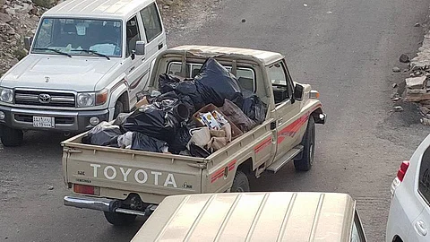 شاهد.. أهالي الداير ينقلون النفايات بسياراتهم الخاصة