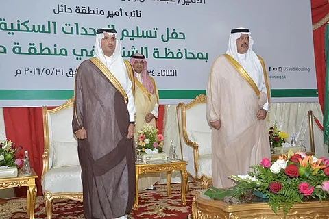 نائب أمير حائل يسلم 111 مواطنًا مساكنهم بحضور مستشار الوزير