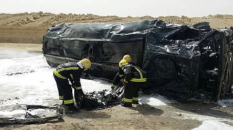 شاهد.. انقلاب شاحنة بنزين ينتهي باحتراقها وتفحم سائقها