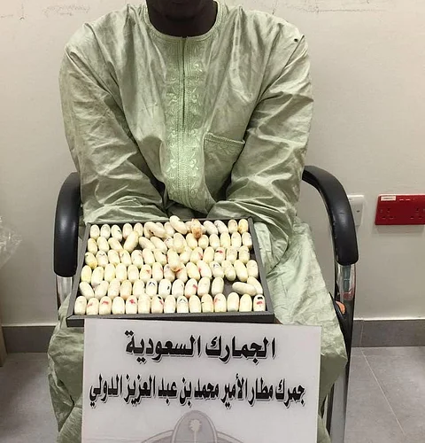إحباط تهريب 4 كجم كوكايين في مطار المدينة
