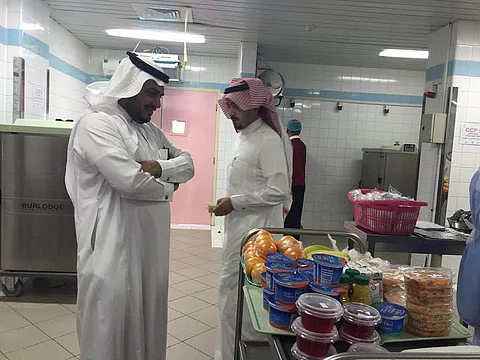 450 وجبة غذائية للمرضى ومرافقيهم بمستشفى "وادي الدواسر"