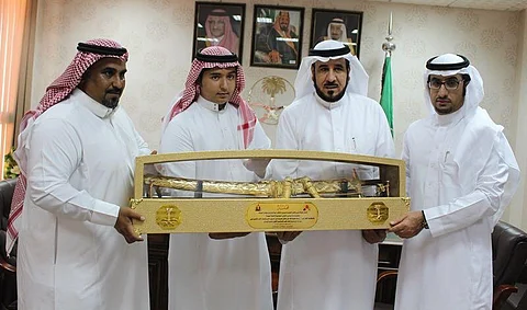 بعد انقطاع 26 عاماً.. مواطن يتفوق في "الأول الثانوي"