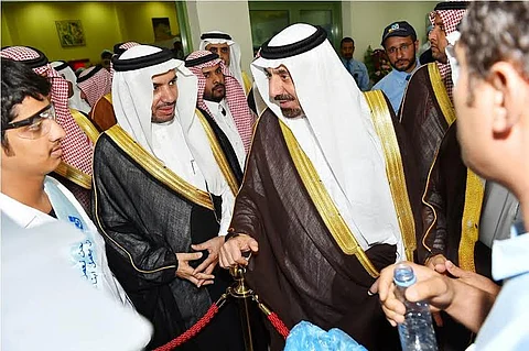 بالصور.. أمير نجران يرعى حفل تخريج 550 متدرباً ومتدربة من التدريب التقني