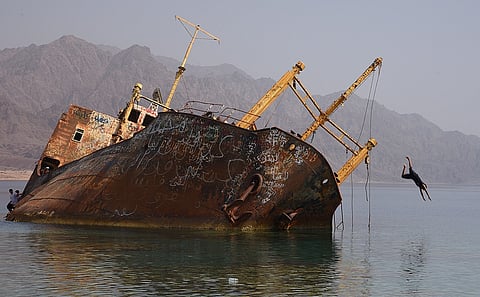 شاهد.. أبناء حقل يبهرون الزوَّار بالقفز من أعلى باخرة جورجوس