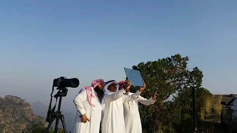 شاهد.. جبل شهدان بثقيف الطائف يشهد مراحل تتبع هلال رمضان