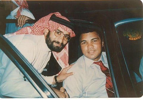 شاهد.. الراحل محمد علي كلاي في ضيافة أسرة سعودية عام 1988