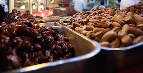 إقبال متزايد من المتسوقين على التمور في جدة "أرشيفية"