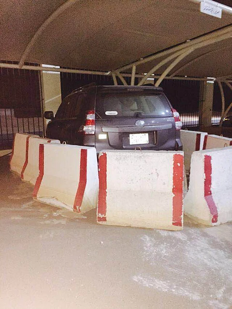 رئيس بلدية بشمال بيشة يحتجز مركبة رسمية بصبات خرسانية
