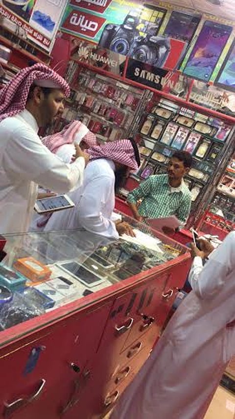 في الجولة الأولى.. "عمل عفيف" يرصد ٦ محلات مخالفة لتوطين الاتصالات