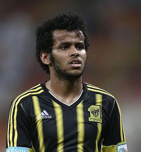 عبدالفتاح عسيري يوقّع للأهلي.. وغضب بين جماهير الاتحاد