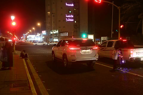 شاهد.. أطفال "ألعاب ومياه الإشارات" يعرّضون حياتهم للخطر في "المدينة"