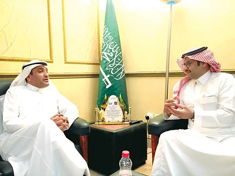 "العمر" لـ "سبق": المستشفيات الحكومية تهدر المليارات سنوياً.. والمواطن ما يزال يبحث عن دواء وسرير وموعد قريب