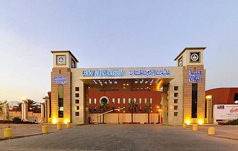 مدير جامعة الأمير سلطان يُكَرّم المتميزين ويعلن عن إصدار علمي جديد