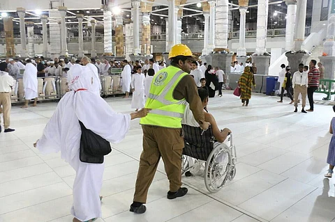 "مدني المسجد الحرام" ينقذ 120 معتمراً في أول جمعة برمضان