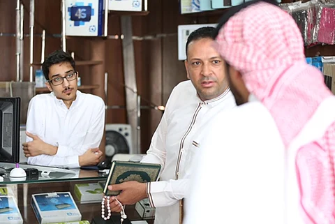 شاهد.. "سوق الاتصالات" بجدة.. سعودة وهمية وتحايل واستغلال ورهن الهوية الوطنية