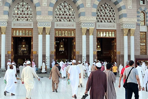 شاهد.. 500 ألف يصلون جمعة رمضان الأولى بالمسجد النبوي